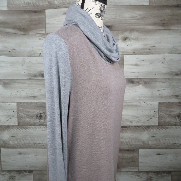 Chico's* Women's Long Sleeve Cowl Neck Asymmetrical Abstract‎ Hem Blouse~ Size 1 - Picture 3 of 15